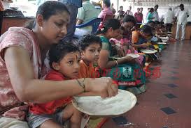 சரஸ்வதி கோவிலில் வித்யாரம்பம் விழாவில் குழந்தைகளுக்கு நெல்மணிகளில் எழுதி பெற்றோர்கள் வழிபாடு.